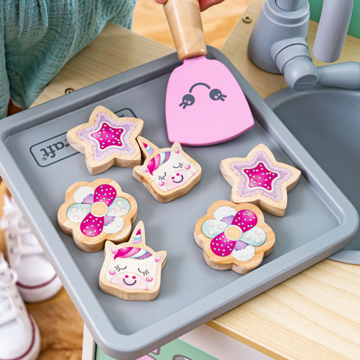 Wooden Play Kitchen with 14 Play Pieces V551208